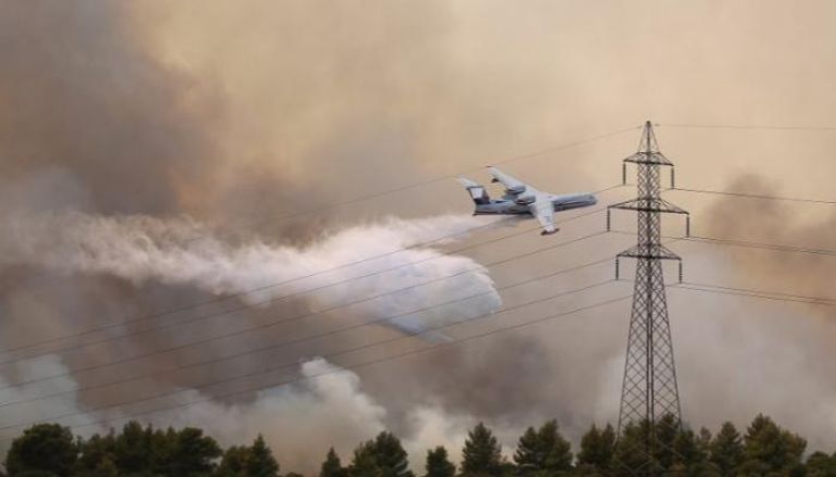 طائرة إطفاء تكافح النيران على مشارف العاصمة اليونانية أثينا