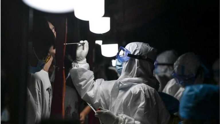 أطباء يأخذون مسحات فيروس كورونا المستجد مصريون بأحد شوارع القاهرة