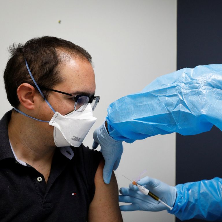 أحد أعضاء الفرق الطبية يحصل على لقاح فيروس كورونا