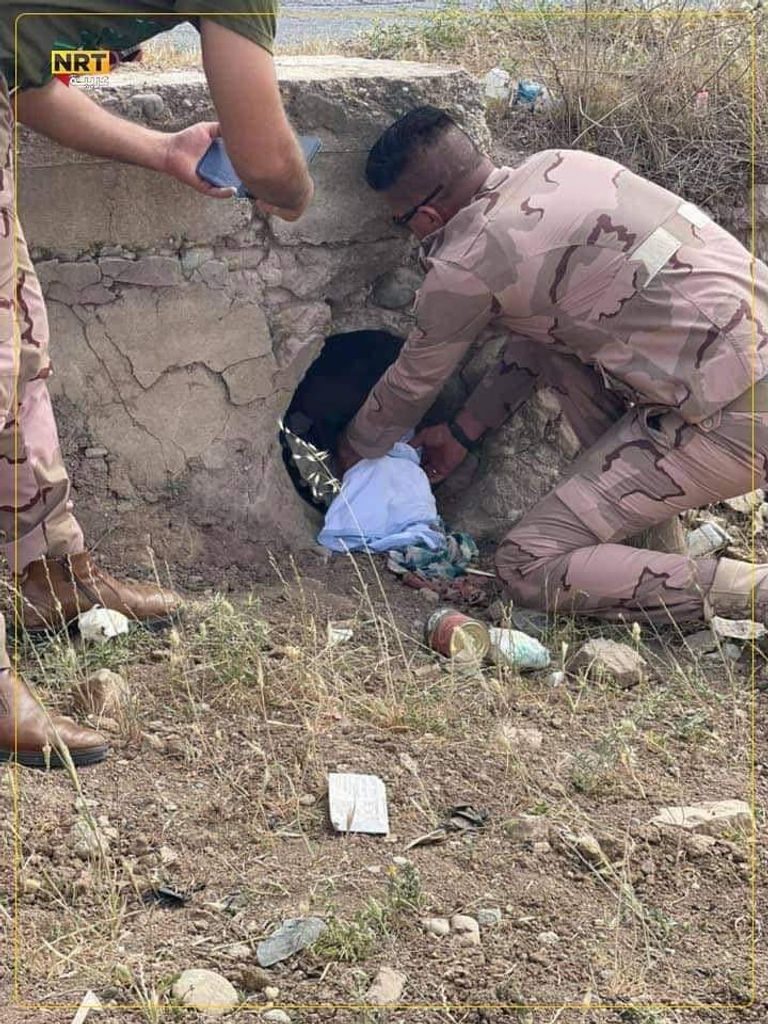 طفل رضيع أعلى ظهر سيارة عند أحد أزقة الموصل شمالي العراق