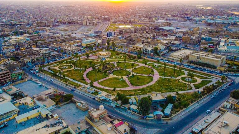 طفل رضيع أعلى ظهر سيارة عند أحد أزقة الموصل شمالي العراق