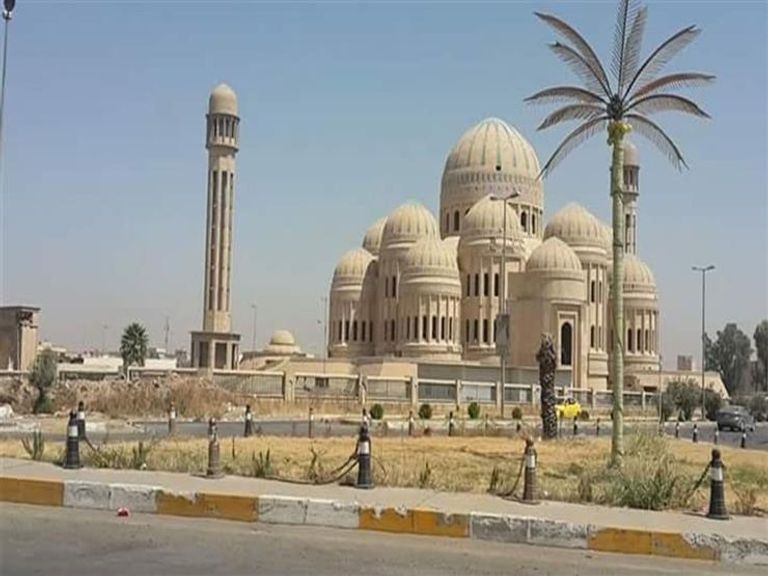 طفل رضيع أعلى ظهر سيارة عند أحد أزقة الموصل شمالي العراق