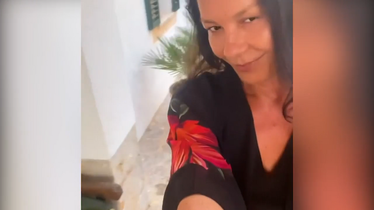 كاثرين زيتا جونز بإطلالة مختلفة