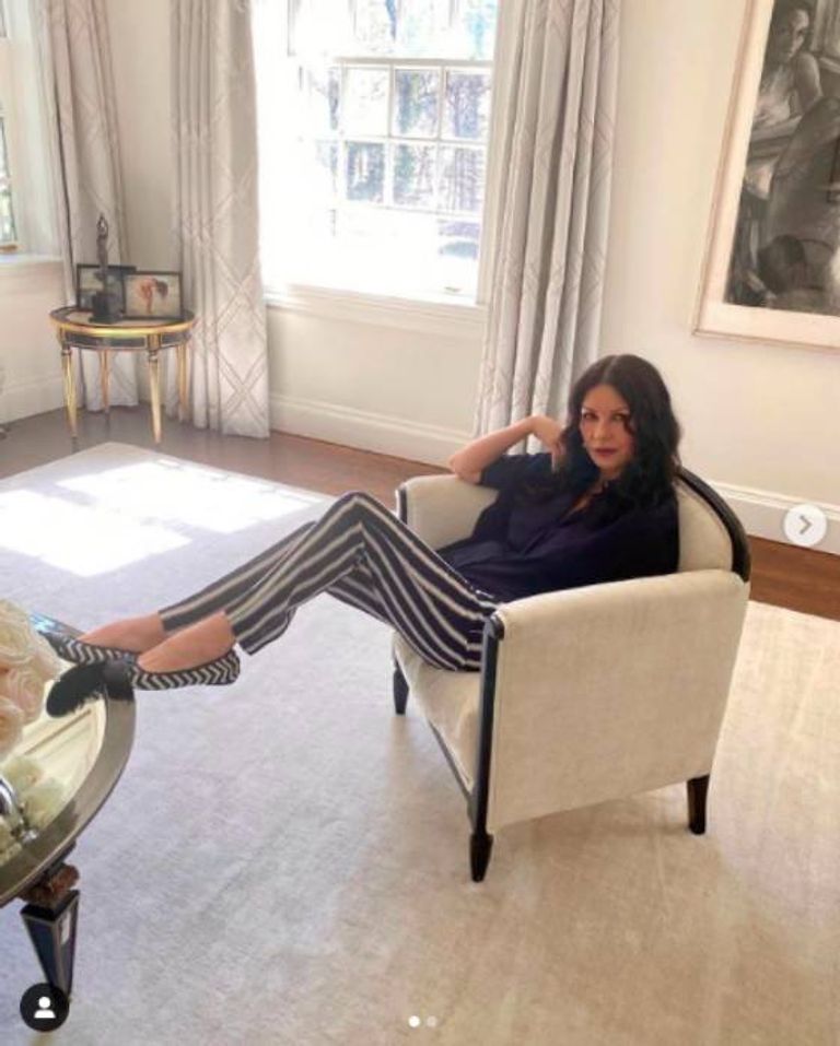 كاثرين زيتا جونز بإطلالة مختلفة