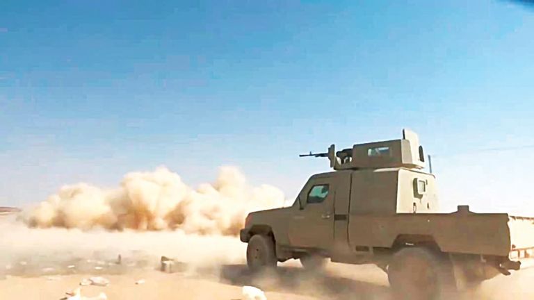 إحدى دبابات قوات الشرعية توجه ضرباتها إلى الحوثيين