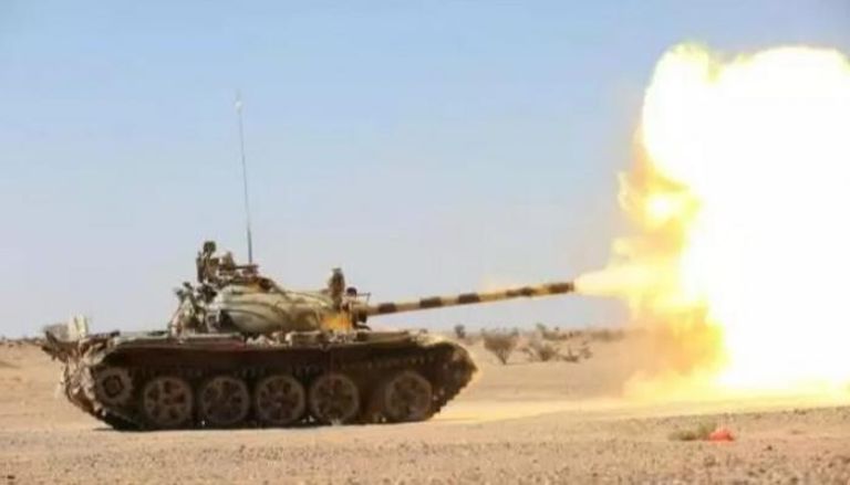 إحدى دبابات قوات الشرعية توجه ضرباتها للحوثيين