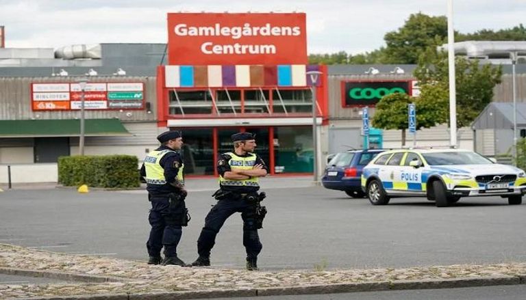 عناصر من الشرطة السويدية في موقع الحادث