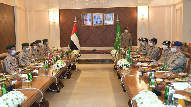 جانب من لقاء رئيسي الأركان الإماراتي والسعودي