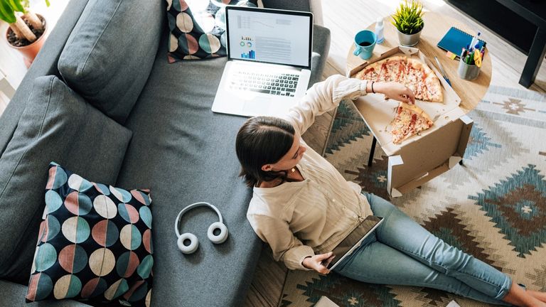 زيادة الوزن الناتج عن العمل المنزلي تؤدي إلى تفاقم وضع كورونا