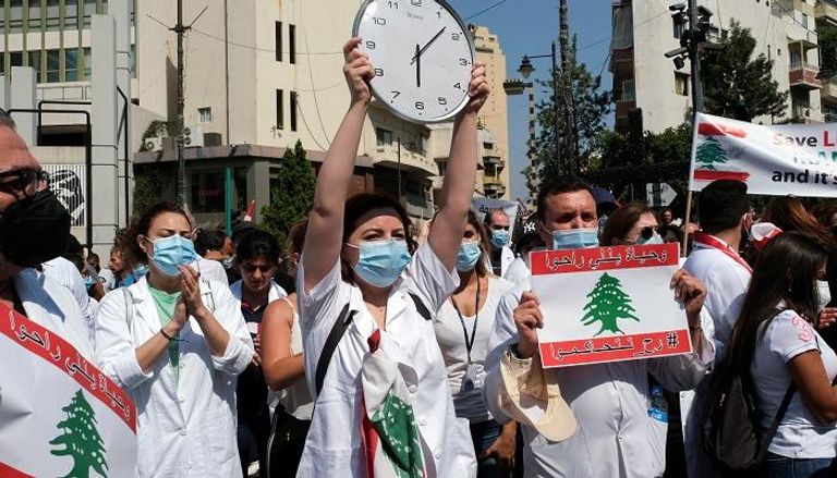 عمال الرعاية الصحية في لبنان خلال تظاهرة اليوم -رويترز