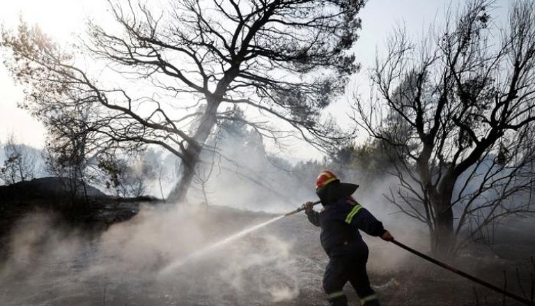حريق غابات في ضاحية فاريمبومبي شمال أثينا ، اليونان - رويترز