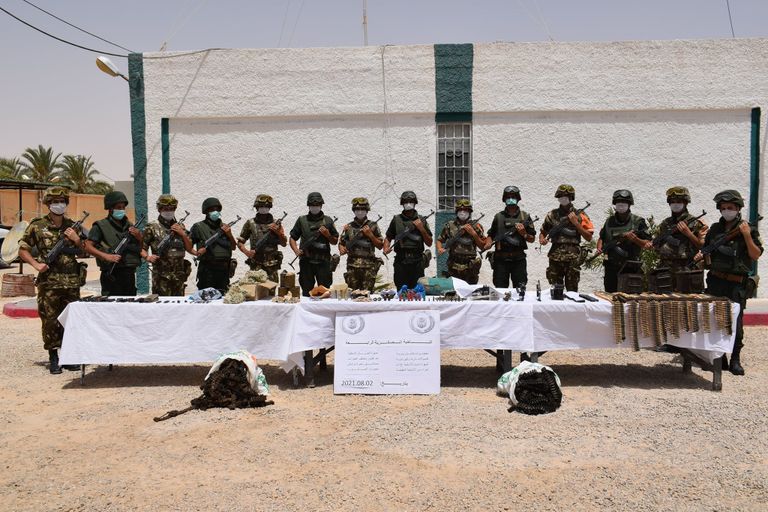 الأسلحة المضبوطة بالمخبأ في ولاية الوادي الإرهابي عبد المالك الذي تم القبض عليه جنوب الجزائر