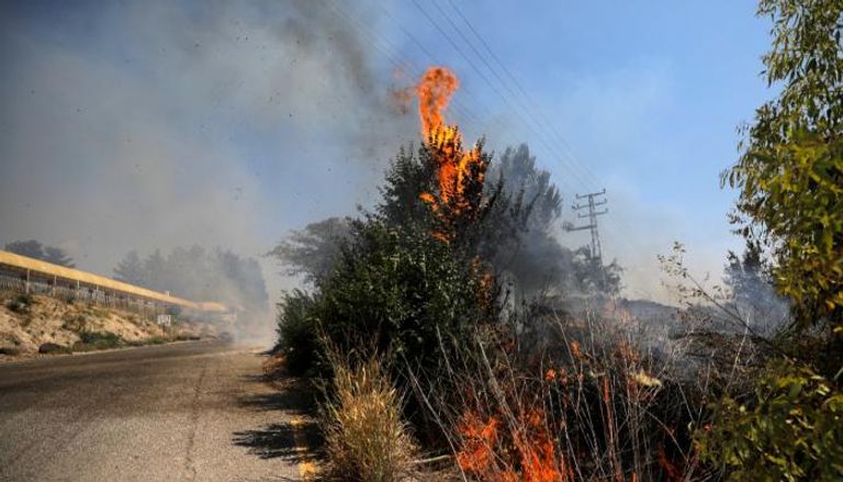 حقول مشتعلة في بلدو كريات شمون عقب إطلاق صواريخ من لبنان