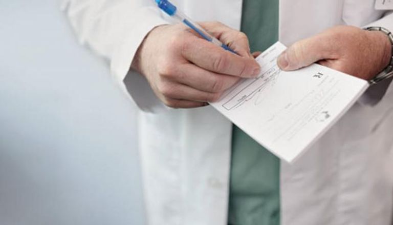 القانون يلزم الأطباء بكتابة وصفاتهم الطبية بخط مقروء