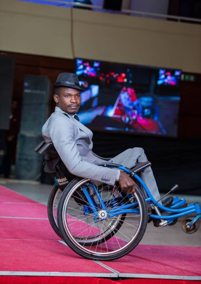 عارض الأزياء السوداني عبدالعزيز شريف 