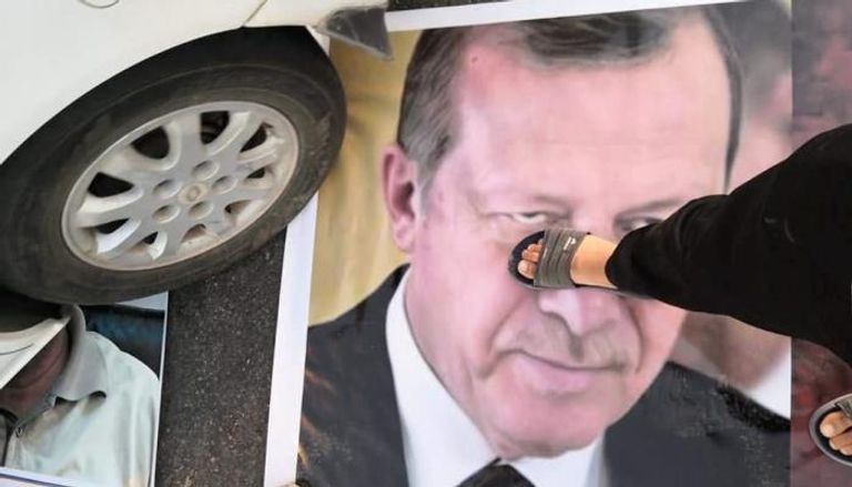 ليبي يدوس على صورة أردوغان
