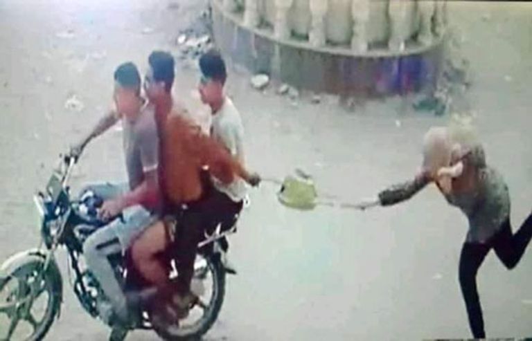 سيدة تتعرض للسرقة تثير جدلا في مصر