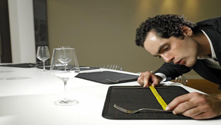 سيدة تتأكد من نظافة الأرضيات - تعبيرية