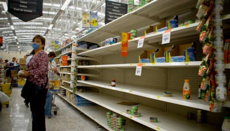 أرفف خاوية من بعض السلع في متجر بالعاصمة الفنزويلية بوليفار فنزويلي - أرشيفية