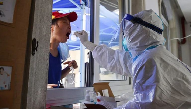 نقل مصاب بكورونا إلى سيارة الإسعاف بالمكسيك