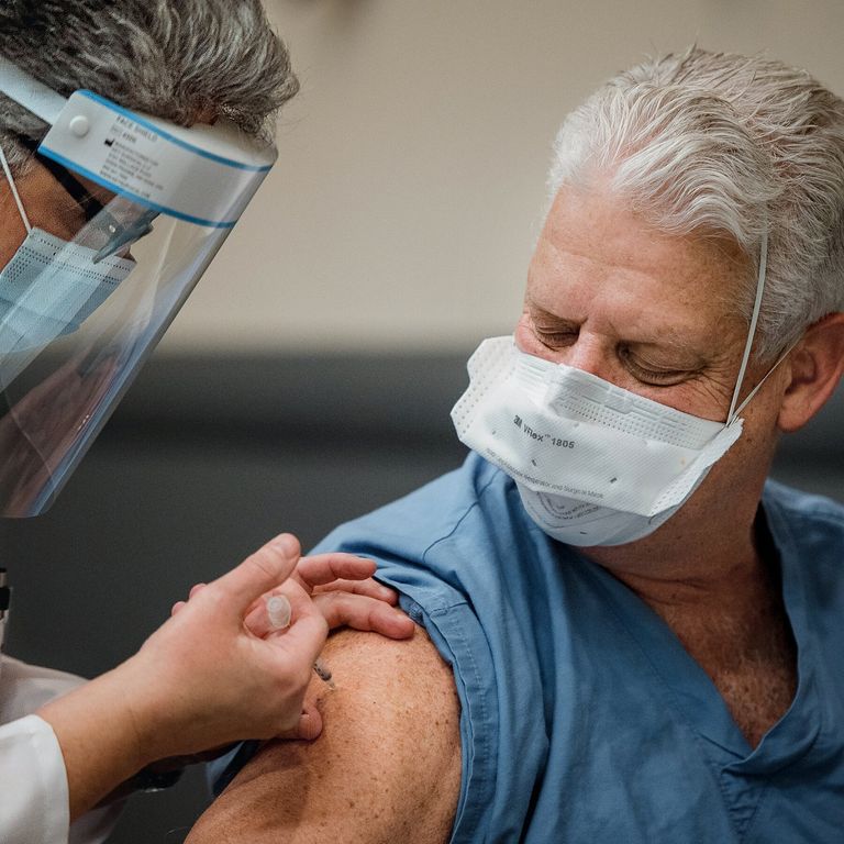 نقل مصاب بكورونا إلى سيارة الإسعاف- أرشيفية