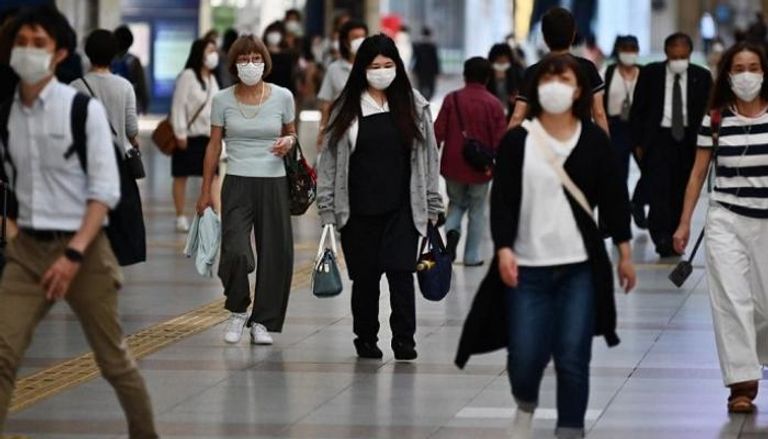 نقل مصاب بكورونا إلى سيارة الإسعاف- أرشيفية