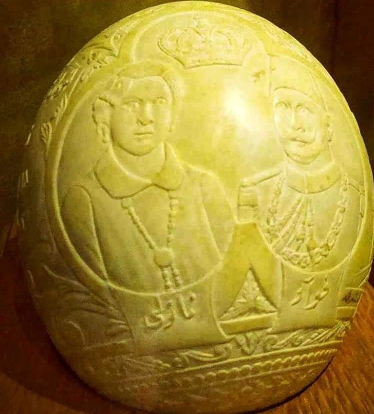 الرسم على بيض النعام مهنة أصبحت منقرضة في مصر