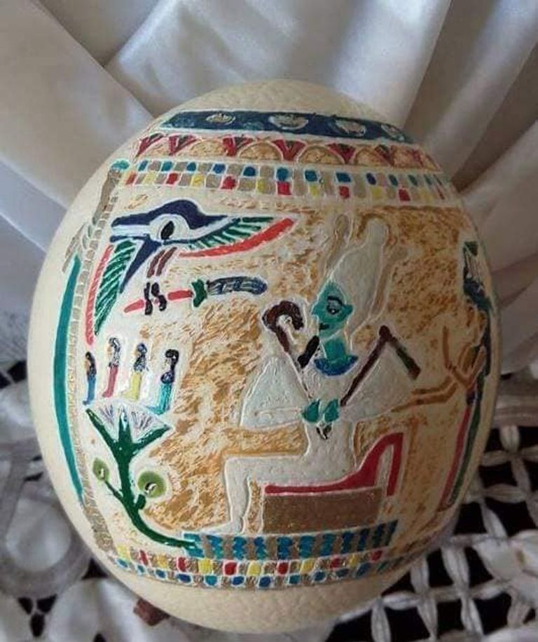 الرسم على بيض النعام مهنة أصبحت منقرضة في مصر
