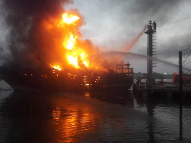 ألسنة اللهب تتصاعد من الحريق