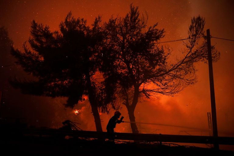 الدفاع المدني اليوناني دعا إلى مغادرة المنطقة في أسرع وقت ممكن