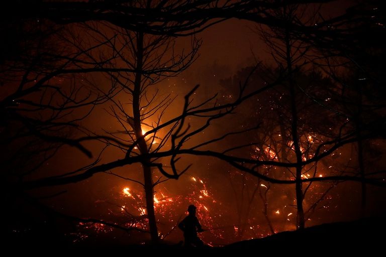 الدفاع المدني اليوناني دعا إلى مغادرة المنطقة في أسرع وقت ممكن