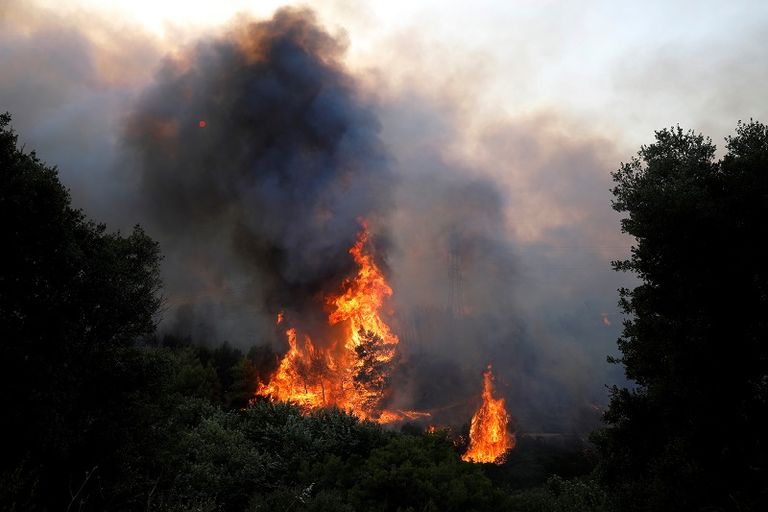 الدفاع المدني اليوناني دعا إلى مغادرة المنطقة في أسرع وقت ممكن