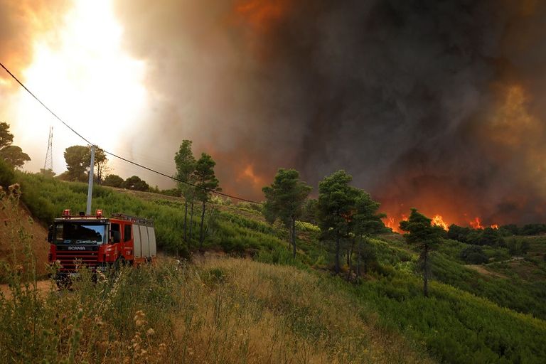 الدفاع المدني اليوناني دعا إلى مغادرة المنطقة في أسرع وقت ممكن
