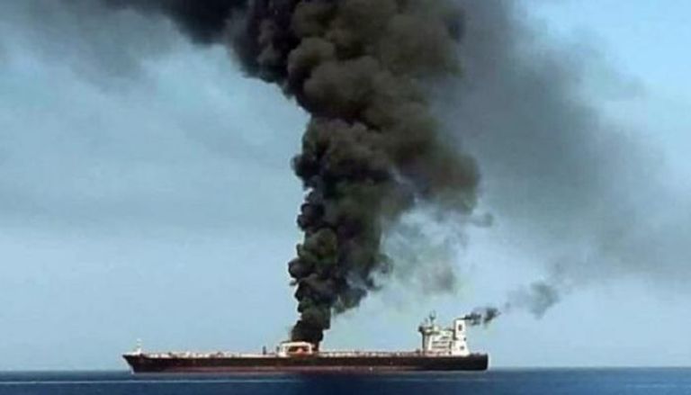 سحب الدخان تتصاعد من السفينة بعد تعرضها لهجوم في خليج عمان- أرشيفية