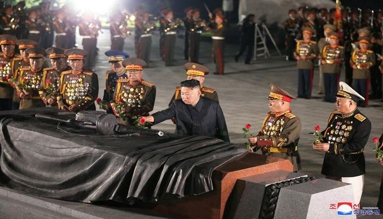  زعيم كوريا الشمالية يضع زهرة في مقبرة الشهداء