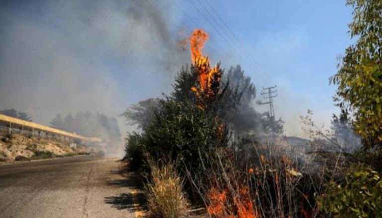حقول مشتعلة في بلدة كريات شمون عقب إطلاق صواريخ من لبنان