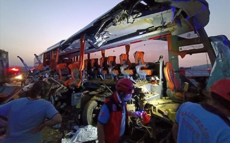 مصرع 9 أشخاص وإصابة 30 آخرين جراء اصطدام شاحنة بحافلة ركاب بتركيا