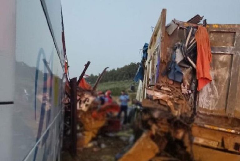 مصرع 9 أشخاص وإصابة 30 آخرين جراء اصطدام شاحنة بحافلة ركاب بتركيا