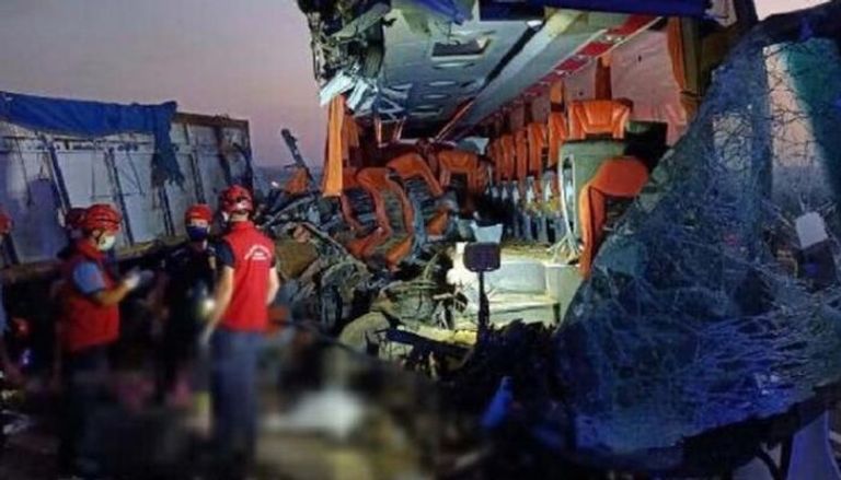 مصرع 9 أشخاص وإصابة 30 آخرين جراء اصطدام شاحنة بحافلة ركاب بتركيا