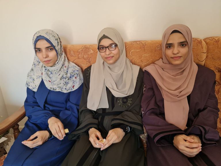 أحد التوائم يوزع حلويات التفوق