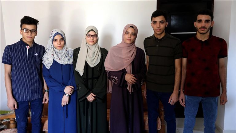 أحد التوائم يوزع حلويات التفوق