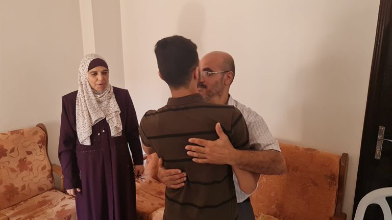 أحد التوائم يوزع حلويات التفوق