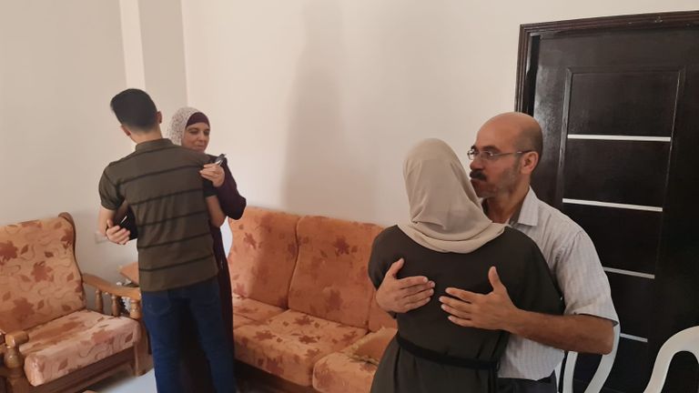 أحد التوائم يوزع حلويات التفوق