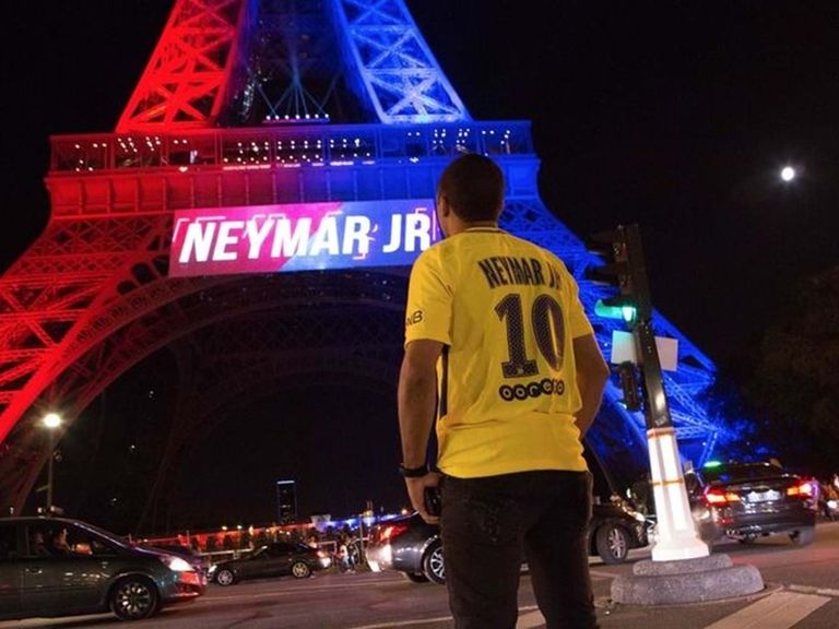 ليونيل ميسي قائد برشلونة السابق