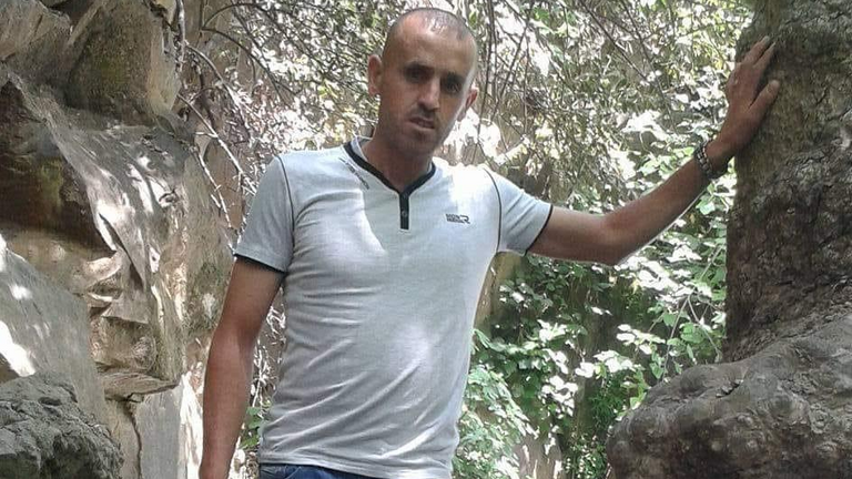 الفلسطيني القتيل عماد دويكات الأطقم الطبية خلال التعامل مع أحد جرحى المواجهات