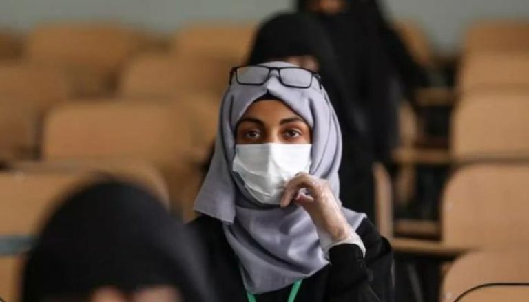 طالبة يمنية ترتدي كمامة للوقاية من فيروس كورونا
