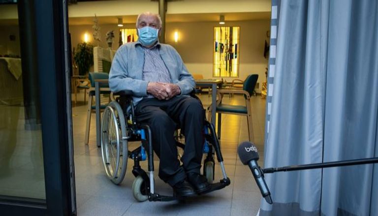 مسن بلجيكي يستعد لتلقي جرعة لقاح مضاد لفيروس كورونا (كوفيد-19)