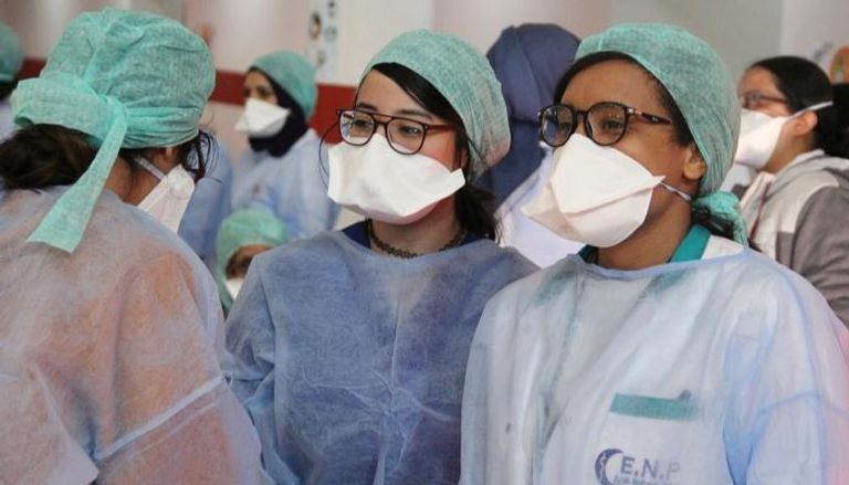 عاملات بالفريق الطبي في إحدى مستشفيات المغرب
