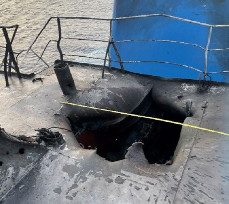 جانب من الأضرار بعد الهجوم على السفينة