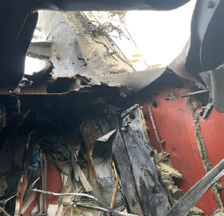 جانب من الأضرار بعد الهجوم على السفينة